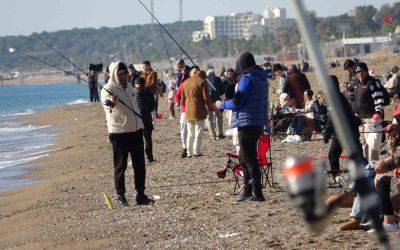 Antalya’da sahile akın eden vatandaşlar güneşin tadını çıkardı
