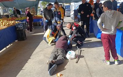Alkolün etkisiyle pazaryerinde sızdı, vatandaşlar uyandıramayınca polis ve sağlık ekipleri müdahale etti
