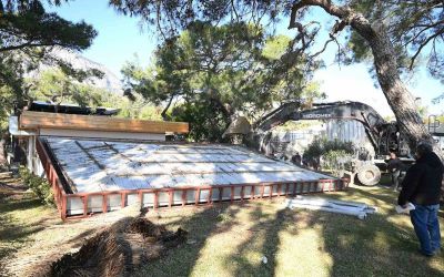 Kemer’de kaçak yapıların yıkımı sürüyor
