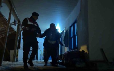 Antalya’da evleri tehdit eden orman yangını kontrol altına alındı
