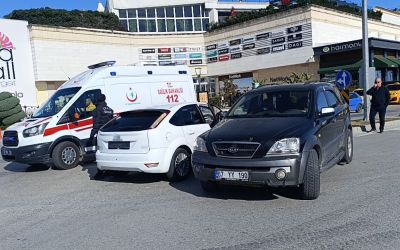 Antalya’da iki otomobilin çarpıştığı kazada aynı aileden 3 kişi yaralandı
