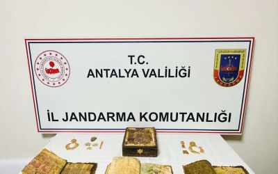 Antalya’da durdurulan araçtan tarihi Kur’an-ı Kerim ve tarihi eser çıktı
