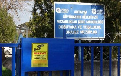 Babasının mezarındaki çiçekleri söküp uyuşturucu sakladılar
