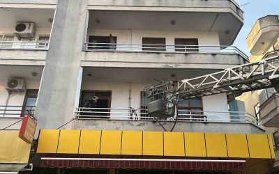 Alanya’da 3 katlı binada yangın paniği
