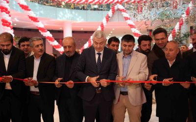 Antalya’da teknoloji indirimi izdihama yol açtı: 10 saat yağmur altında beklediler
