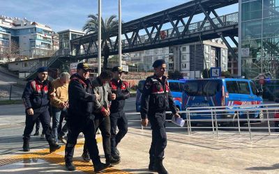 Jandarmayı görünce çaldıkları avokadoları bırakıp kaçtılar
