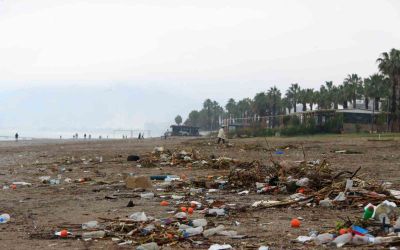 Fırtınayla birlikte dalgaların getirdiği çöpler sahilde toplandı
