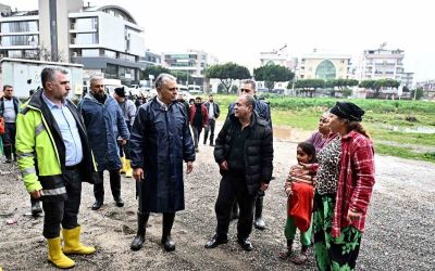 Başkan Uysal, sel baskınından zarar gören evlerde
