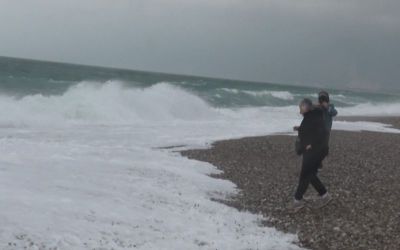 Dalgadan kaçtılar, fotoğraf çektirdiler
