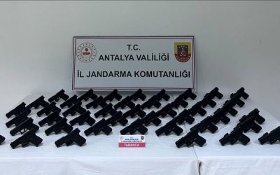 Antalya’da durdurulan araçtan 45 adet ruhsatsız tabanca çıktı
