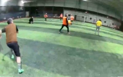 Halı sahanın çatısı çöktü... Futbolcuların koşarak kaçtığı anlar kamerada
