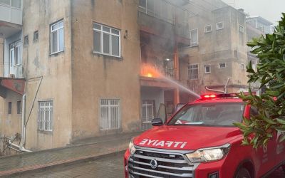 Gazipaşa’da üç katlı evin ikinci katında yangın çıktı
