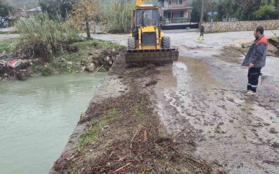 Kemer’de köprüleri tıkayan tomruklar temizlendi
