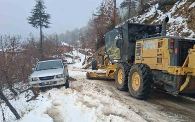 Antalya’da karla mücadele: Yüksek kesimlerde mahsur kalan araçlar kurtarıldı
