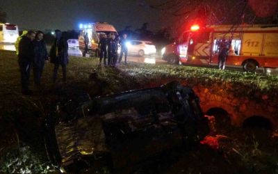 Yoldan çıkan lüks otomobil refüjdeki çukura düştü:3 yaralı
