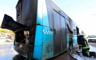 Antalya’da seyir halindeki halk otobüsü alevlere teslim oldu
