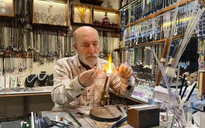 25 yıldır camlara üfleyerek şekil veriyor
