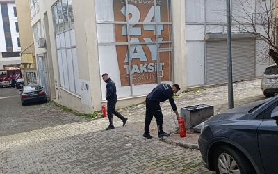 İtfaiyeye park engeli: İtfaiye erleri yangına tüplerle koşarak müdahale etti
