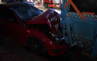 Lüks otomobil park halindeki otobüse çarptı
