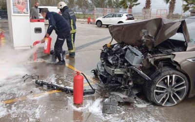 Otomobil akaryakıt istasyonuna daldı, facianın eşiğinden dönüldü
