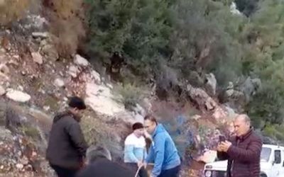 Yola düşen kayaları iple araca bağlayıp çektiler
