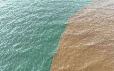 Alanya’da toz taşınımı ve sağanak yağış denizin rengini değiştirdi
