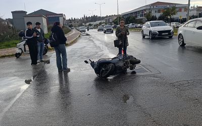 Manavgat’ta otomobille çarpışan motosikletli yaralandı
