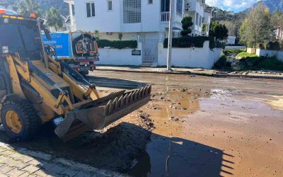 Kemer’de şiddetli yağış sonrası dağlardan inen kum ve balçıklar temizleniyor
