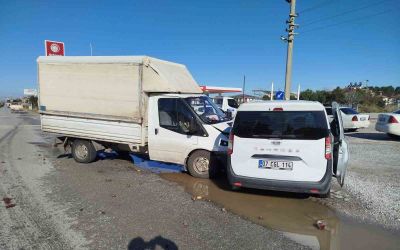 Manavgat’ta kamyonet ile çarpışan aracın sürücüsü yaralandı
