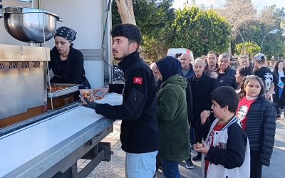 Kaskını kız arkadaşına verdiği kazada hayatını kaybeden motosiklet sürücüsü için lokma dağıtıldı
