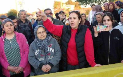 Arazi sahiplerinin mahkeme kararıyla kapattırdığı yol mahalle sakinlerini isyan ettirdi
