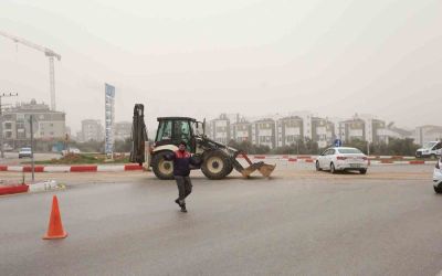 Kepez’de yağış sonrası bozulan yollara müdahale
