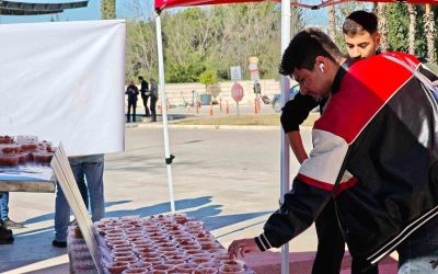 Kepez’de trafik kazasında hayatını kaybeden AÜ öğrencileri için lokma hayrı
