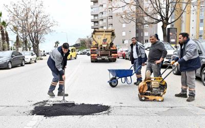 Muratpaşa’da yollar onarılıyor
