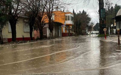 Antalya’da kuvvetli sağanak taşkınlara yol açtı minibüste mahsur kalanlar kepçe yardımıyla kurçarıldı
