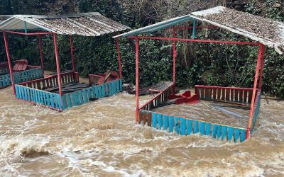 Alanya’da çay taştı: İşletmelere ait çardaklar sular altında kaldı
