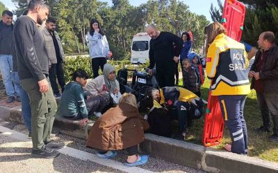 Manavgat’ta motorlu bisiklet takla attı: 1’i ağır 2 yaralı
