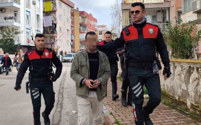 Apartman bahçesine sakladığı pompalı tüfek polisi alarma geçirdi
