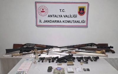 Antalya’da operasyon yapılan evde çok sayıda silah ele geçirildi
