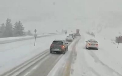 Antalya’nın bin 825 rakımlı Alacabel mevkiinde kar yağışı başladı
