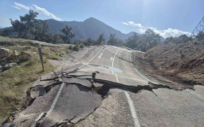 Antalya’da 3 mahallenin ulaşımını sağlayan yol çöktü
