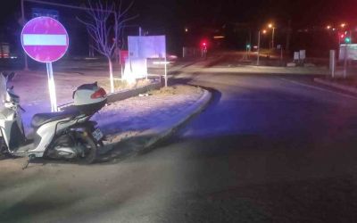 Devrilen motosikletin sürücüsü ambulansta tedavi edildi
