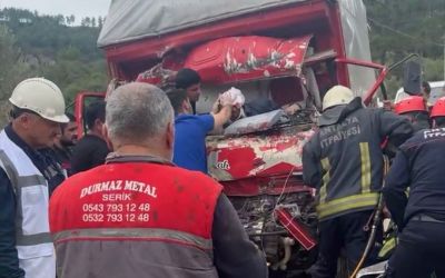 Antalya’da iki kamyon çarpıştı, sıkışan sürücüyü itfaiye kurtardı
