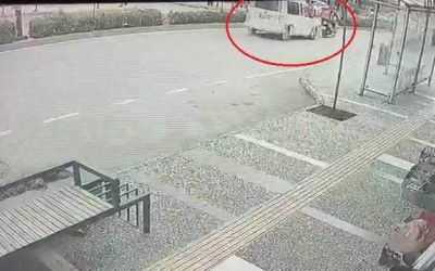 Yayalara yol veren motosiklete otomobilin çarptığı anlar kamerada: 1 yaralı

