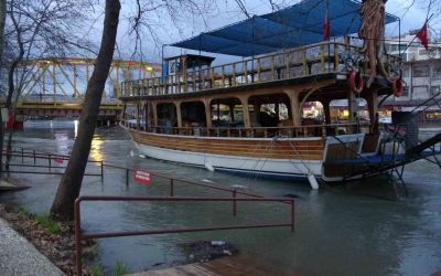 Barajlardan bırakılan su Manavgat Irmağı’ndaki su seviyesini yükseltti

