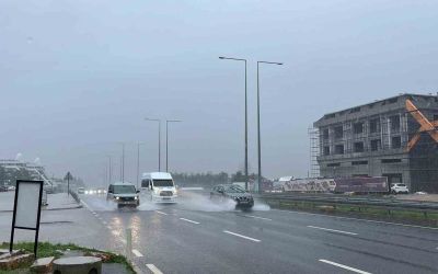 Alanya’da sağanak etkili oldu, sürücüler zor anlar yaşadı
