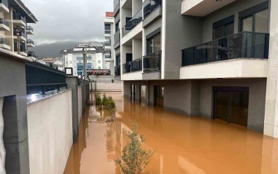 Alanya’da sağanak sebebiyle Oba Çayı taştı, binaların bahçelerini su bastı
