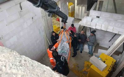 İnşaatta düşen işçi vinç yardımıyla kurtarıldı
