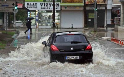 Antalya’da ’Sarı Kod’ uyarısı: Rögarlar taştı, telef olmuş dana kıyıya vurdu
