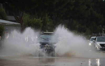 Antalya’da şiddetli yağış hayatı olumsuz etkiledi
